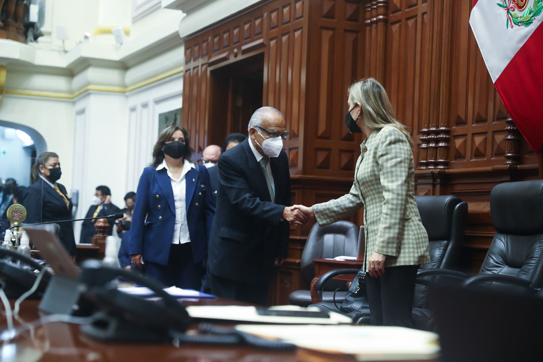 El presidente del Consejo de Ministros, Aníbal Torres, saluda a la presidenta del Congreso María del Carmen Alva. Foto: Congreso