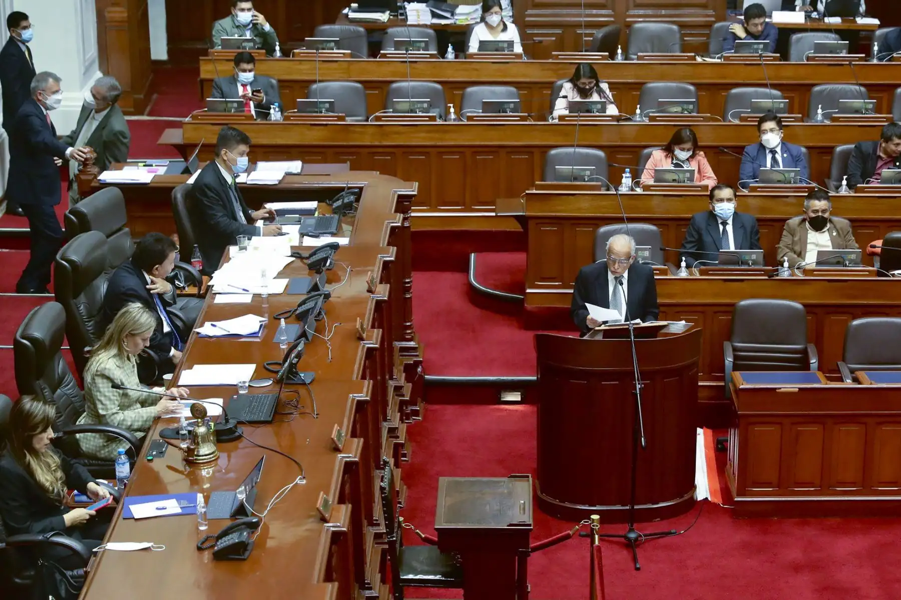 El presidente del Consejo de Ministros responde las preguntas del pliego interpelatorio ante el pleno del Congreso. Foto: Congreso
