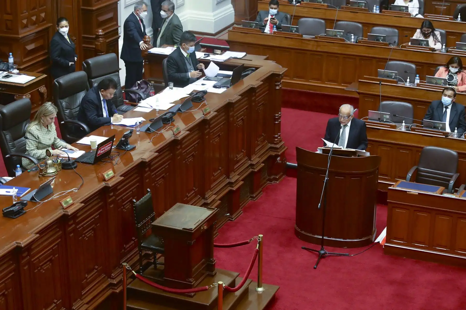El presidente del Consejo de Ministros responde las preguntas del pliego interpelatorio ante el pleno del Congreso. Foto: Congreso