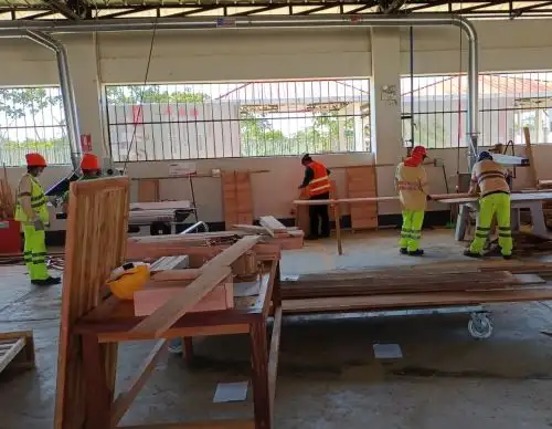 Donan 237 carpetas escolares elaboradas con madera incautada a tala ilegal en Madre de Dios. ANDINA/Difusión