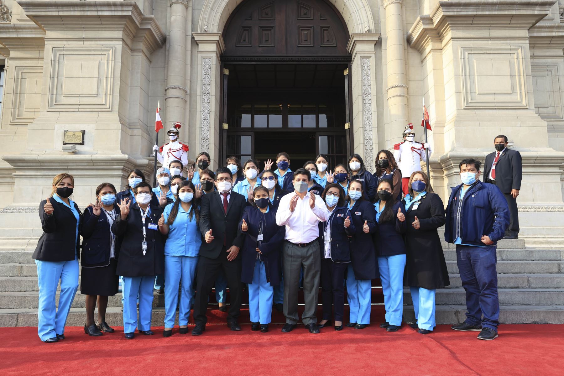 De otro lado, el mandatario saludó a las enfermeras en el marco del Día Internacional de las Enfermeras y Enfermeros, destacando su valioso aporte en el proceso de vacunación contra la COVID-19 y en la protección a la salud pública. 
Foto: ANDINA/Presidencia Perú