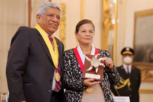 El alcalde de Lima entrega un reconocimiento a la Universidad Nacional Mayor de San Marcos (UNMSM), representada por su rectora, Jeri Ramón.