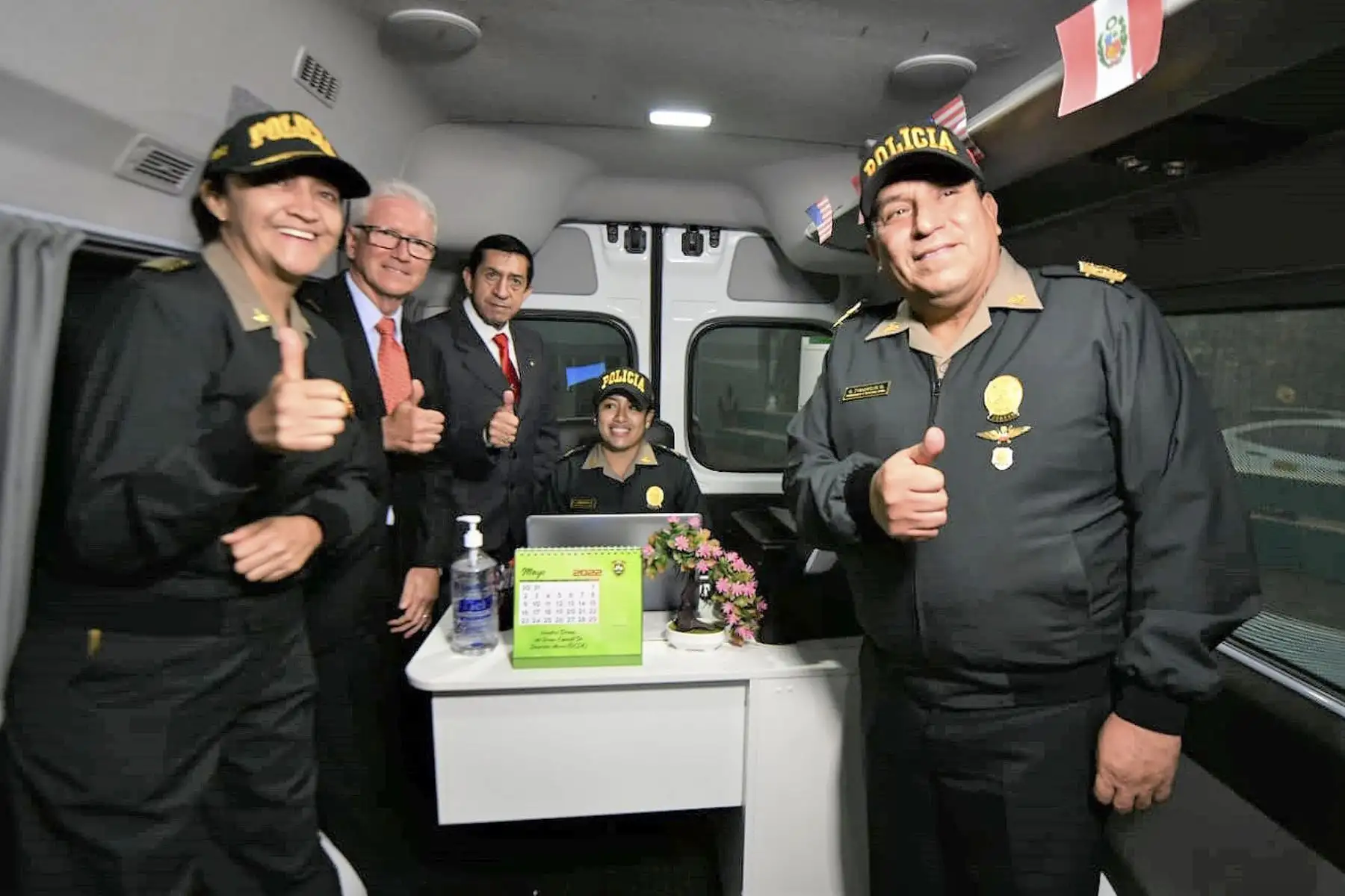 La comisaría móvil está acondicionado con muebles y equipos de cómputo para brindar un adecuado servicio de atención a las víctimas de violencia, a fin de que puedan realizar su denuncia de la mejor manera, obteniendo una copia de esta.
Foto: ANDINA/Miniter