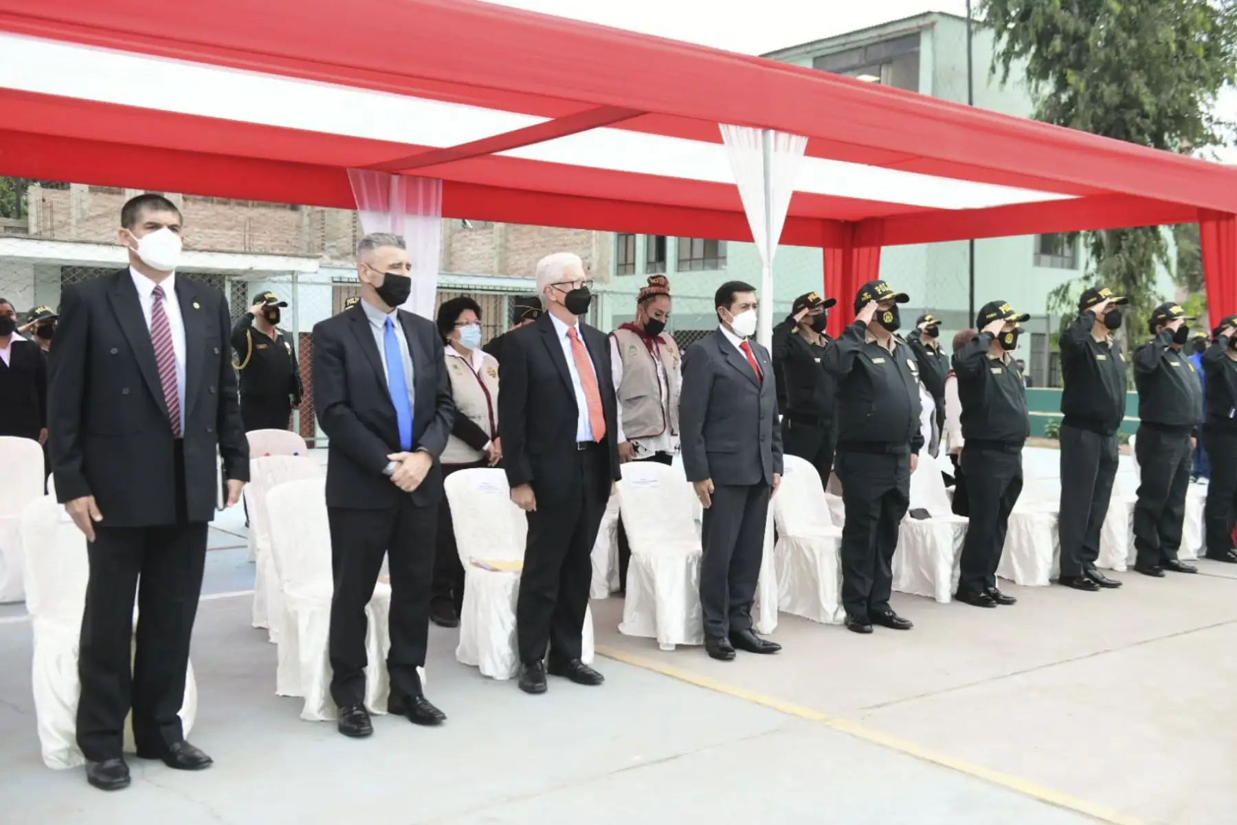 El ministro Alfonso Chávarry presidió la ceremonia de entrega de dos unidades móviles a la Comisaría de Familia de Villa El Salvador con el objetivo de fortalecer la atención a víctimas de violencia contra la mujer e integrantes del grupo familiar. 
Foto: ANDINA/Miniter