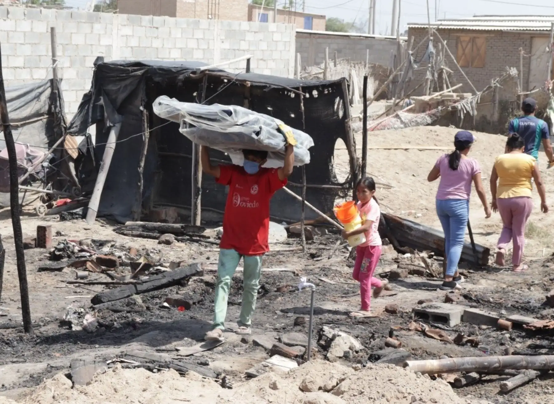 El COER Lambayeque brindó ayuda humanitaria a las familias damnificadas por incendio que afectó al caserío Mocce Antiguo.
