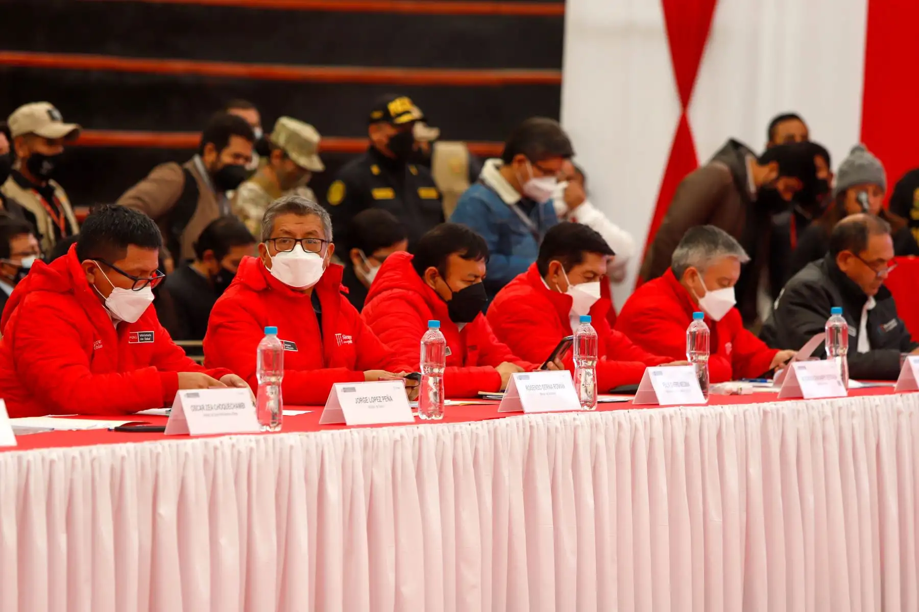 Ministros de Estado en el coliseo municipal de Chaupimarca, en Cerro de Pasco, participan en el XI Consejo de Ministros Descentralizado, donde se articularán acciones con las autoridades y dirigentes locales. Foto: PCM