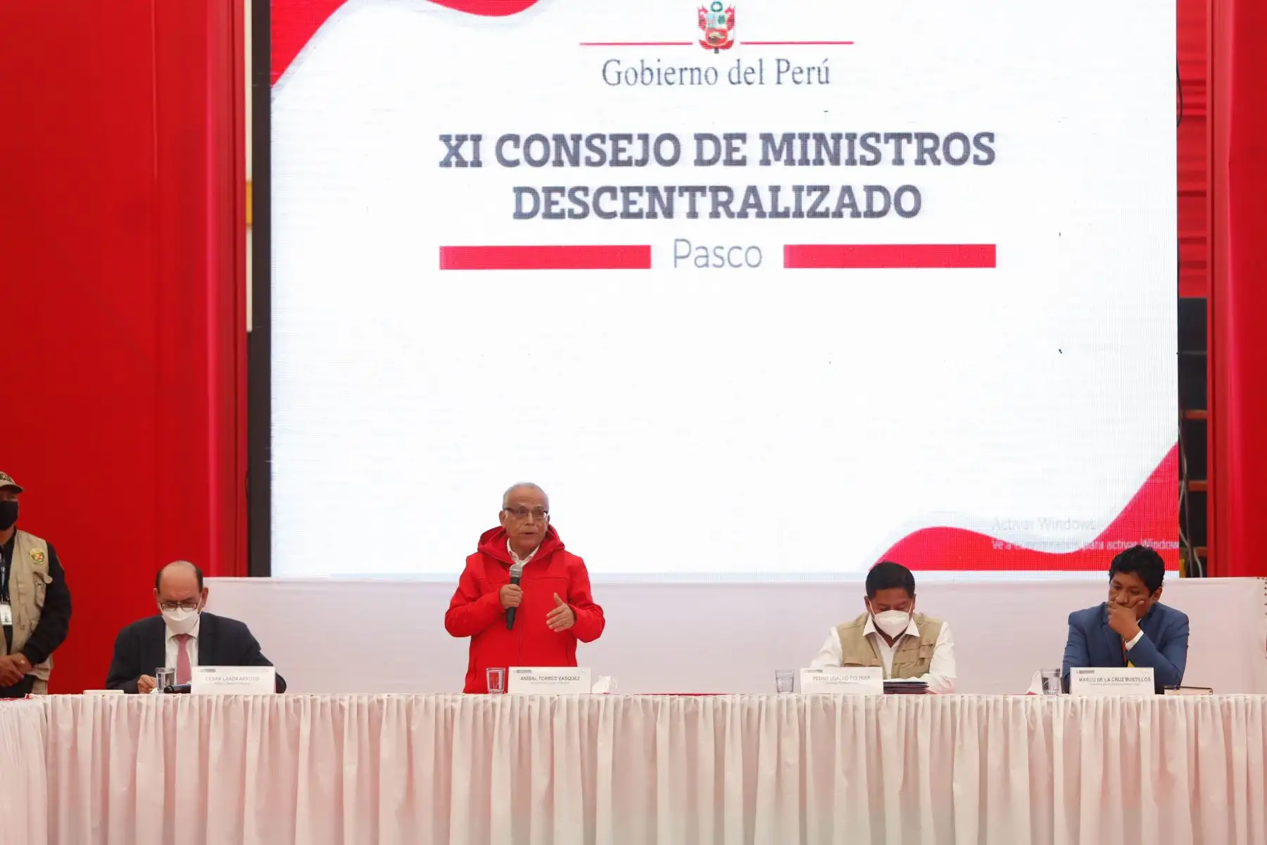 El premier Aníbal Torres, junto con ministros de Estado, llegó al coliseo municipal de Chaupimarca, en Cerro de Pasco, para participar en el XI Consejo de Ministros Descentralizado, donde se articularán acciones con las autoridades y dirigentes locales. Foto: PCM