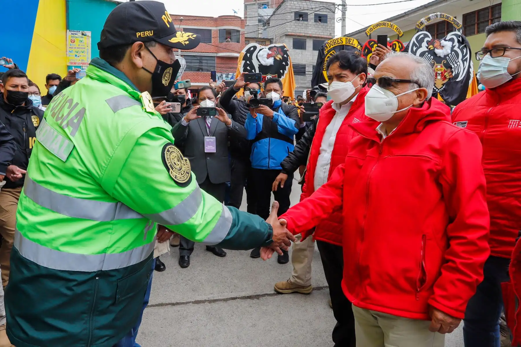 El premier Aníbal Torres, junto con ministros de Estado, llegó al coliseo municipal de Chaupimarca, en Cerro de Pasco, para participar en el XI Consejo de Ministros Descentralizado, donde se articularán acciones con las autoridades y dirigentes locales. Foto: PCM