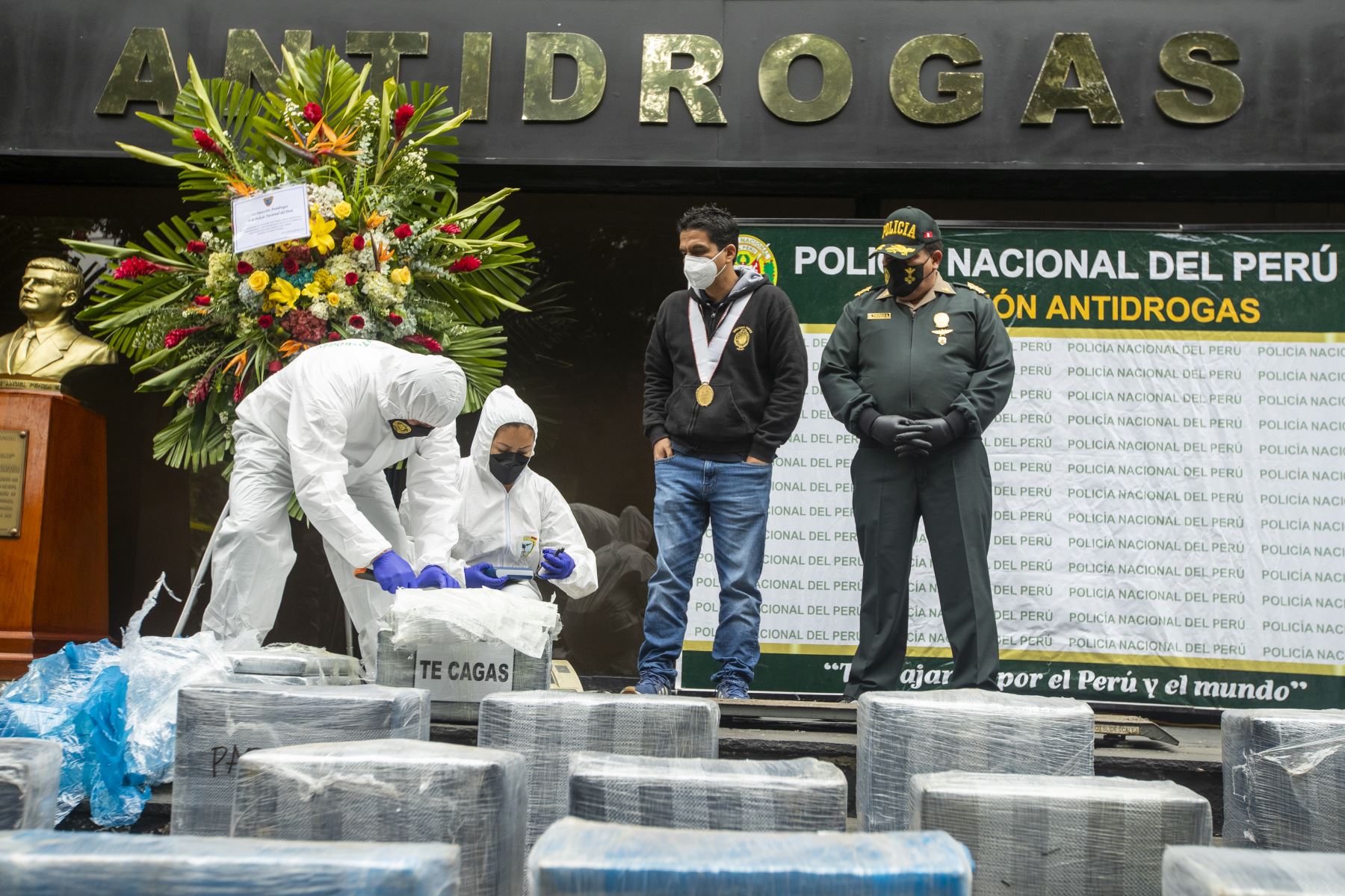 La PNP decomisó gran cantidad de droga que era transportada en un camión desde el VRAEM. La unidad fue intervenida por agentes de la DIRANDRO en el KM139 de la Panamericana Norte en Huacho. Foto: ANDINA/Carla Patiño