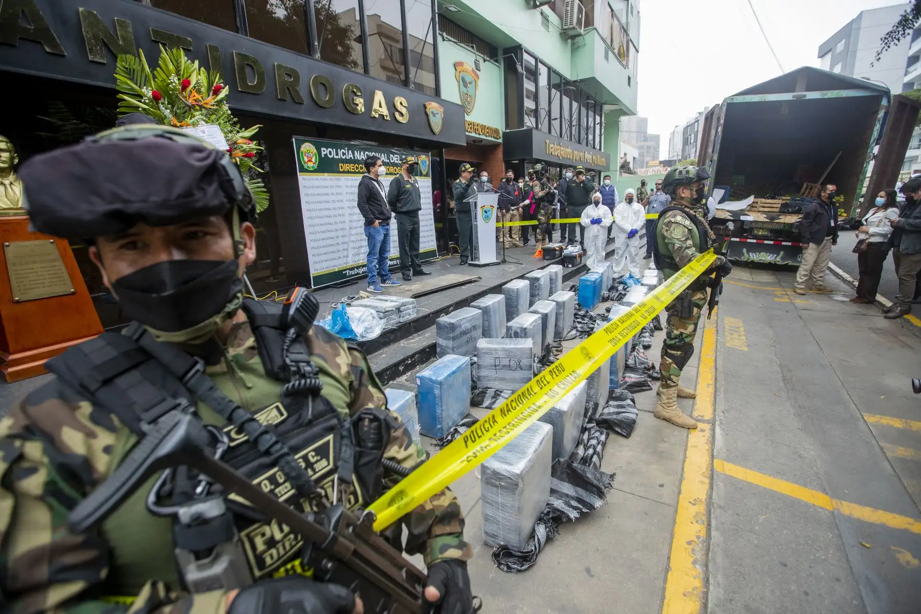La PNP decomisó gran cantidad de droga que era transportada en un camión desde el VRAEM. La unidad fue intervenida por agentes de la DIRANDRO en el KM139 de la Panamericana Norte en Huacho. Foto: ANDINA/Carla Patiño