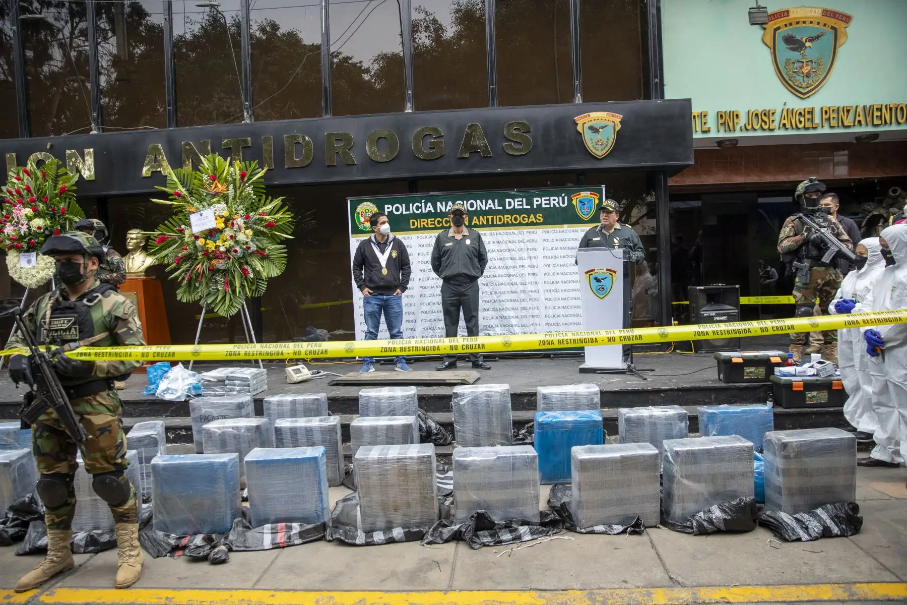 La PNP decomisó gran cantidad de droga que era transportada en un camión desde el VRAEM. La unidad fue intervenida por agentes de la DIRANDRO en el KM139 de la Panamericana Norte en Huacho. Foto: ANDINA/Carla Patiño