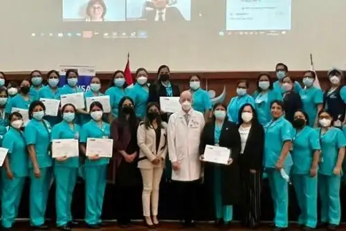 INEN implementa los estándares de enfermería para el cuidado de niños y adolescentes con cáncer.