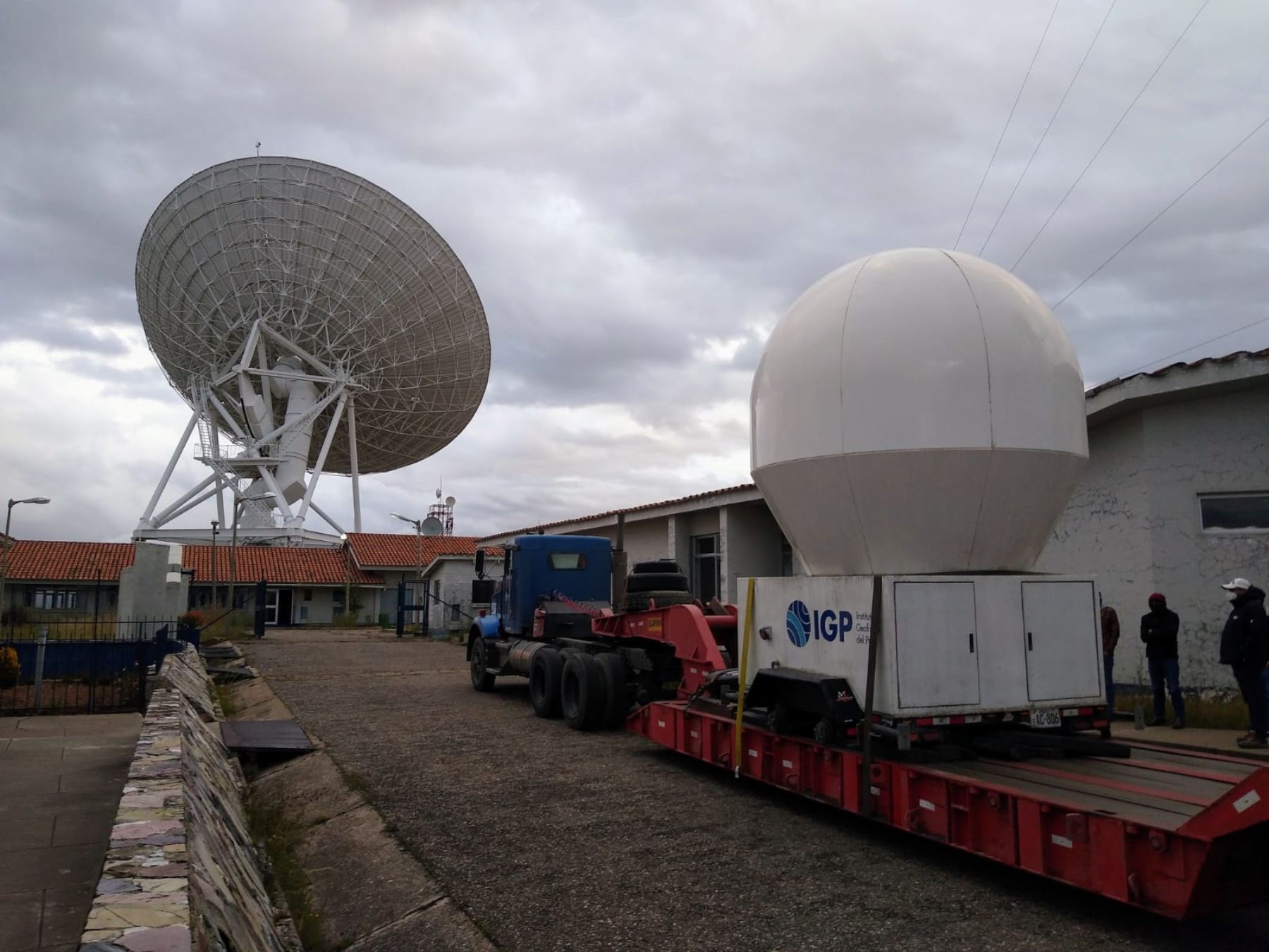 Ya se encuentra en Huancayo el primer radar meteorológico desarrollado por ingenieros peruanos del IGP. El equipo se instalará en el observatorio de Sicaya. Foto: Pedro Tinoco.