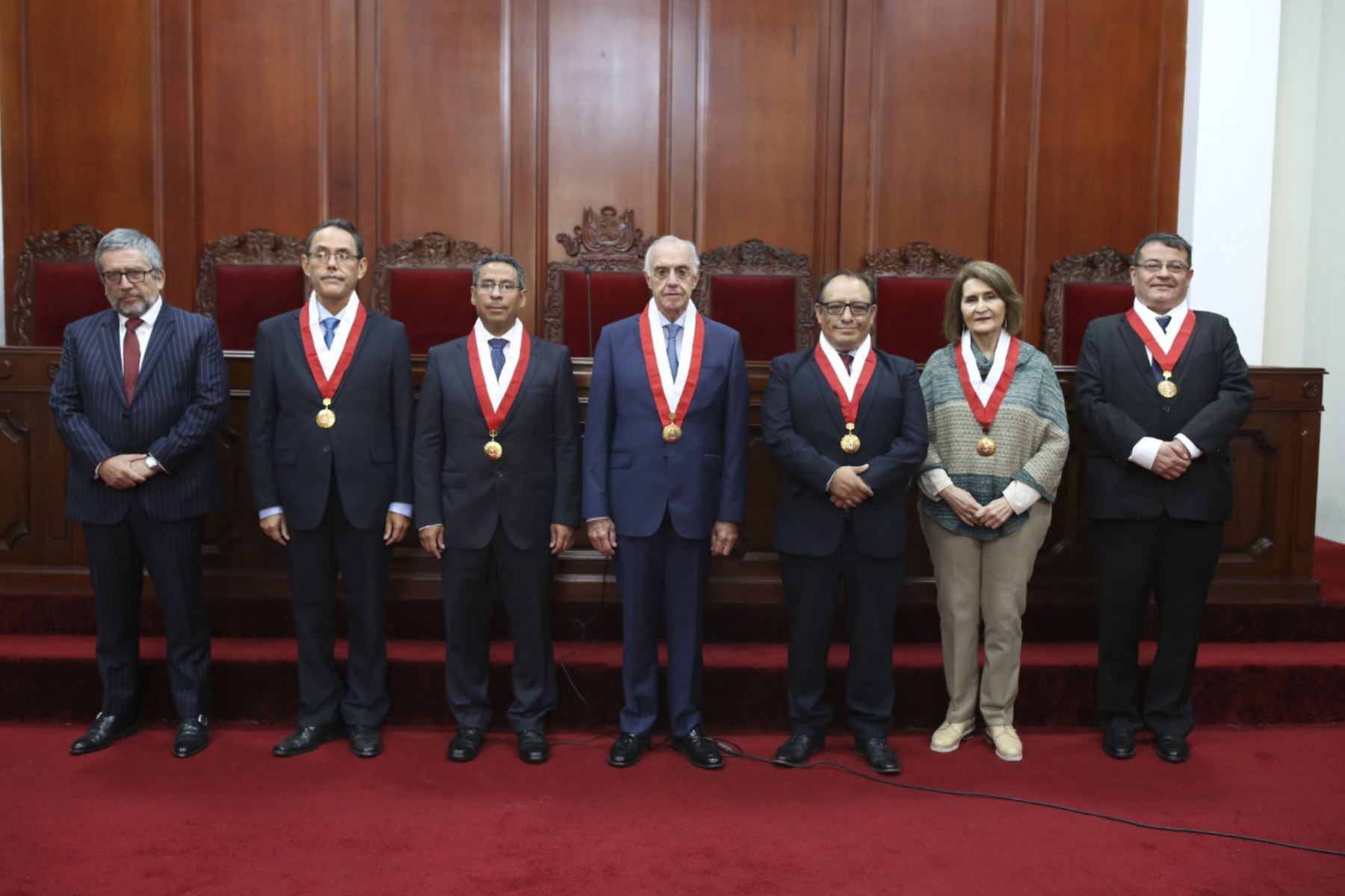 En una breve ceremonia protocolar, juramentaron cinco de los seis nuevos magistrados electos, en cumplimiento del artículo 16 del Reglamento Normativo del Tribunal Constitucional. 
Foto: ANDINA/TC