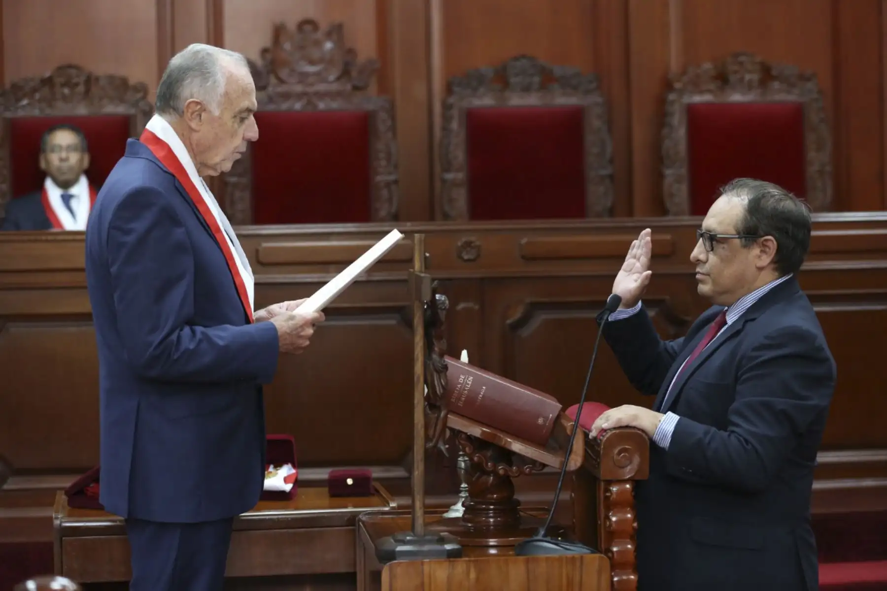 Juramentación del magistrado Luis Gustavo Gutierrez Ticse, se llevó a cabo en la sala de audiencias del Tribunal Constitucional de la sede deLima y fue presidida por el magistrado Augusto Ferrero Costa.
Foto: ANDINA/TC