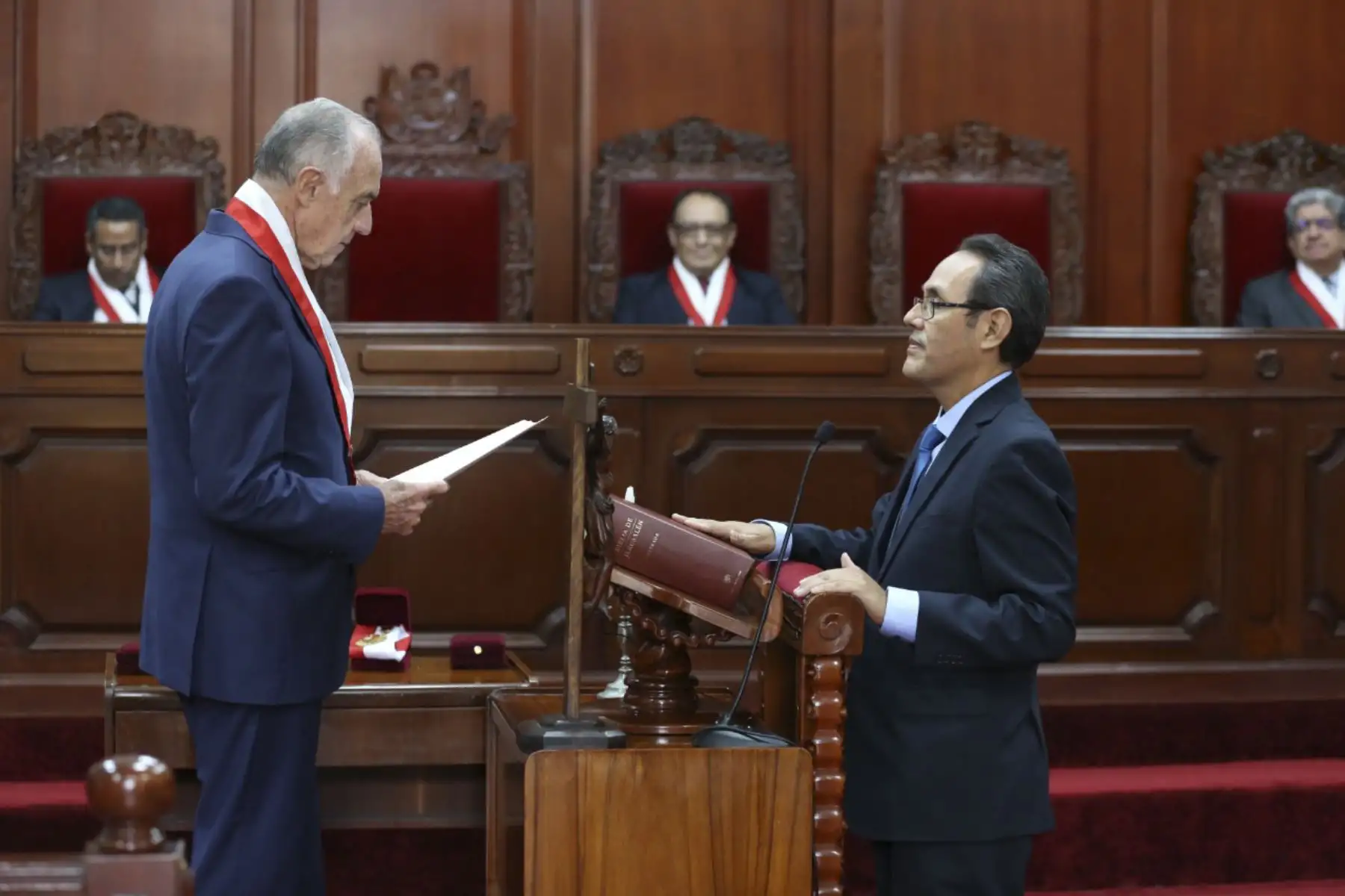 Juramentación del magistrado Helder Dominguez Haro, se llevó a cabo en la sala de audiencias del Tribunal Constitucional de la sede deLima y fue presidida por el magistrado Augusto Ferrero Costa.
Foto: ANDINA/TC