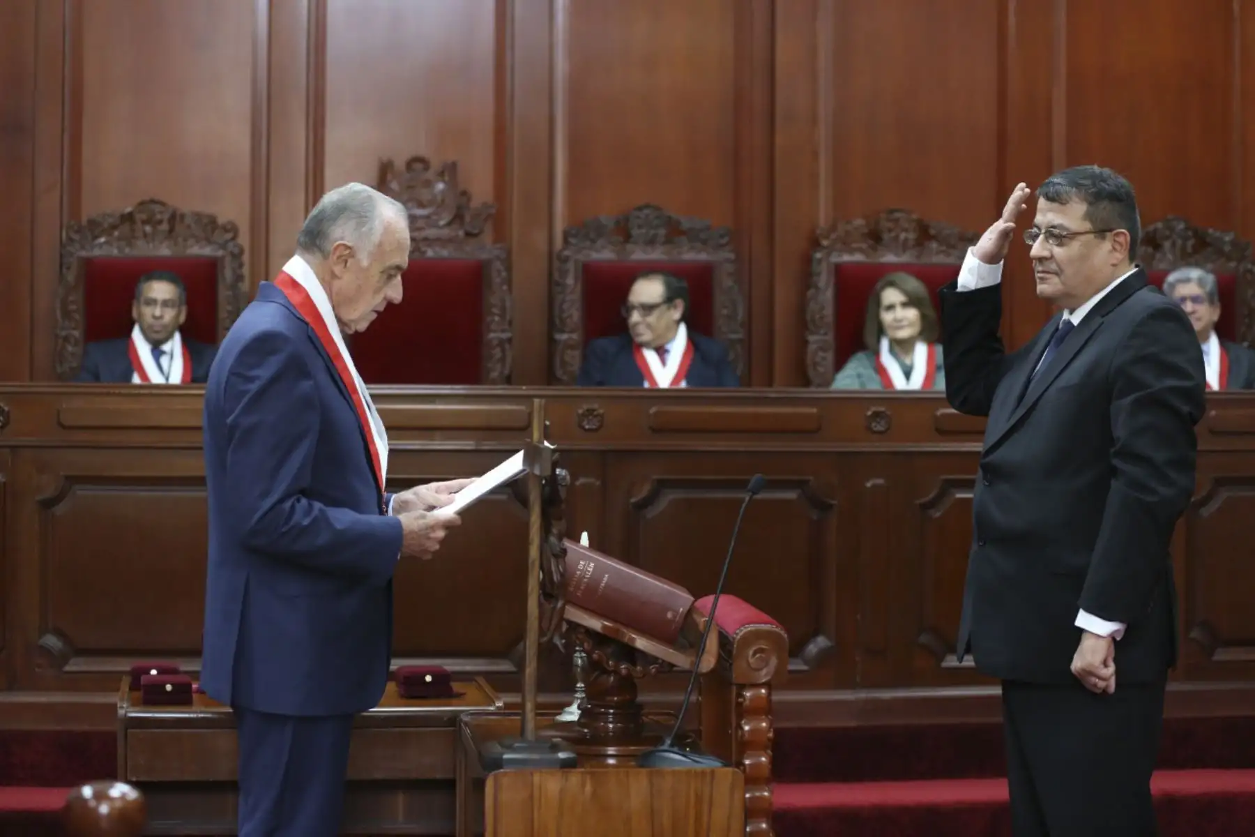 Juramentación del magistrado César  Ochoa Cardich, se llevó a cabo en la sala de audiencias del Tribunal Constitucional de la sede deLima y fue presidida por el magistrado Augusto Ferrero Costa.
Foto: ANDINA/TC