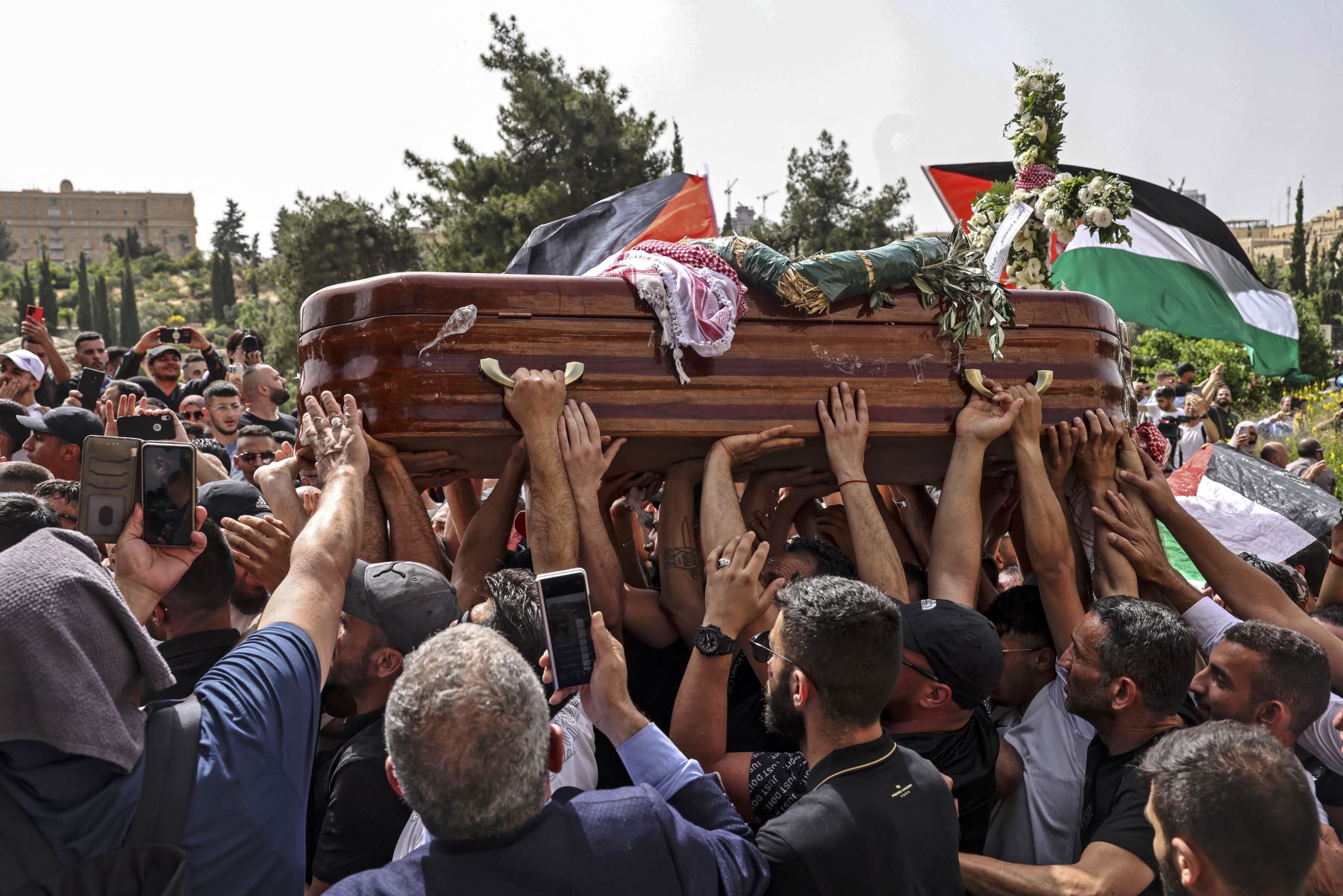 Dramático final: policía israelí provoca caída del féretro de periodista asesinada [video]