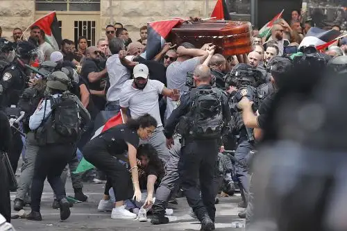 Shireen Abu Akleh, figura de la cadena catarí Al Jazeera, murió el miércoles de un balazo en la cabeza mientras cubría una redada militar israel. Foto: AFP