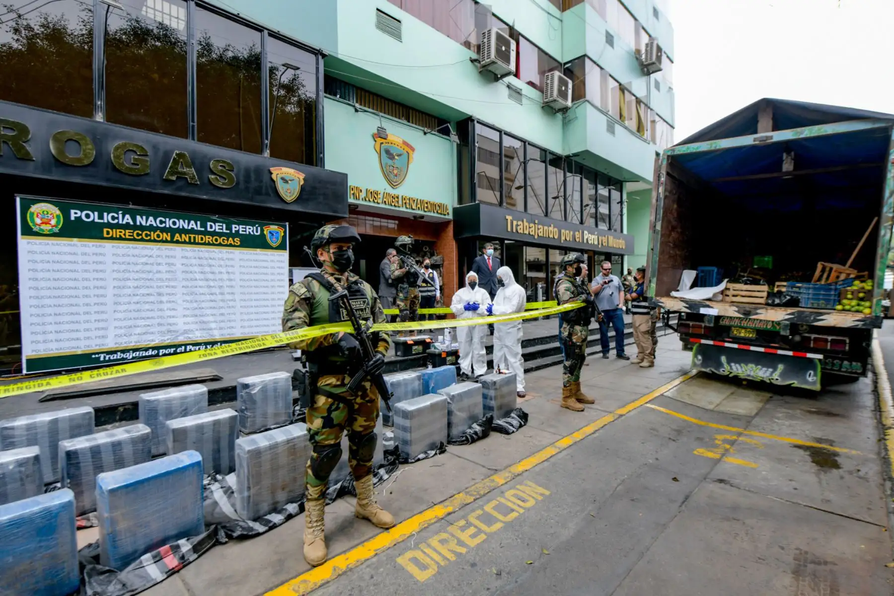 Desde Cerro de Pasco, el ministro del Interior, Alfonso Chávarry Estrada, felicitó esta acción de la PNP y reafirmó el compromiso del sector en continuar enfrentando sin descanso al narcotráfico y a delincuencia. Foto: Mininter