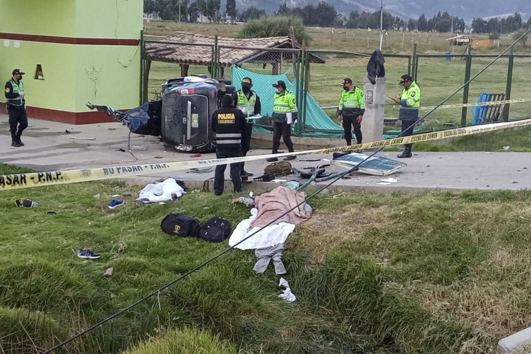 El accidente sucedió cuando el vehículo de placa BMI-806, que trasladaba personal del Inpe de Pasco, se despistó en el frontis del local de la comunidad campesina de Mito. Foto: ANDINA/Cortesía Pedro Tinoco.