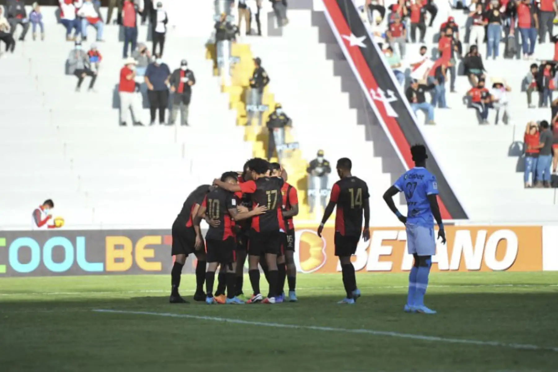 Melgar venció 3-0 a ADT de Tarma en el Estadio Monumental de la UNSA por la fecha 14 de la Liga 1 2022. Con esta victoria, El cuadro Arequipeño suma 28 puntos y es el líder absolutos por el momento de la Liga 1 Betsson 2022.
Foto: ANDINA/Cortesía Diego Ramos