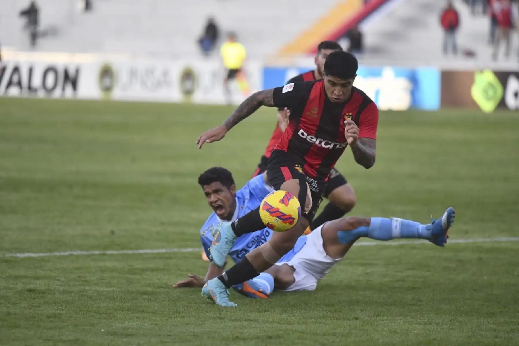 Melgar venció 3-0 a ADT de Tarma en el Estadio Monumental de la UNSA por la fecha 14 de la Liga 1 2022. Con esta victoria, El cuadro Arequipeño suma 28 puntos y es el líder absolutos por el momento de la Liga 1 Betsson 2022.
Foto: ANDINA/Cortesía Diego Ramos