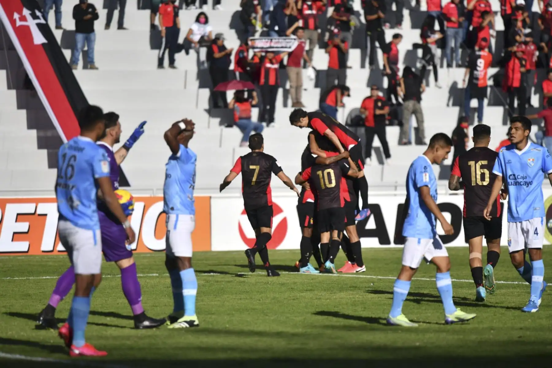 Melgar venció 3-0 a ADT de Tarma en el Estadio Monumental de la UNSA por la fecha 14 de la Liga 1 2022. Con esta victoria, El cuadro Arequipeño suma 28 puntos y es el líder absolutos por el momento de la Liga 1 Betsson 2022.
Foto: ANDINA/Cortesía Diego Ramos