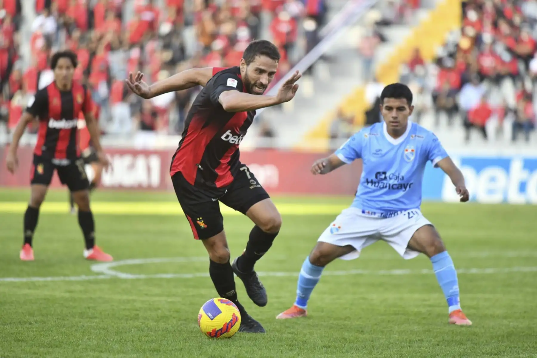 Melgar venció 3-0 a ADT de Tarma en el Estadio Monumental de la UNSA por la fecha 14 de la Liga 1 2022. Con esta victoria, El cuadro Arequipeño suma 28 puntos y es el líder absolutos por el momento de la Liga 1 Betsson 2022.
Foto: ANDINA/Cortesía Diego Ramos