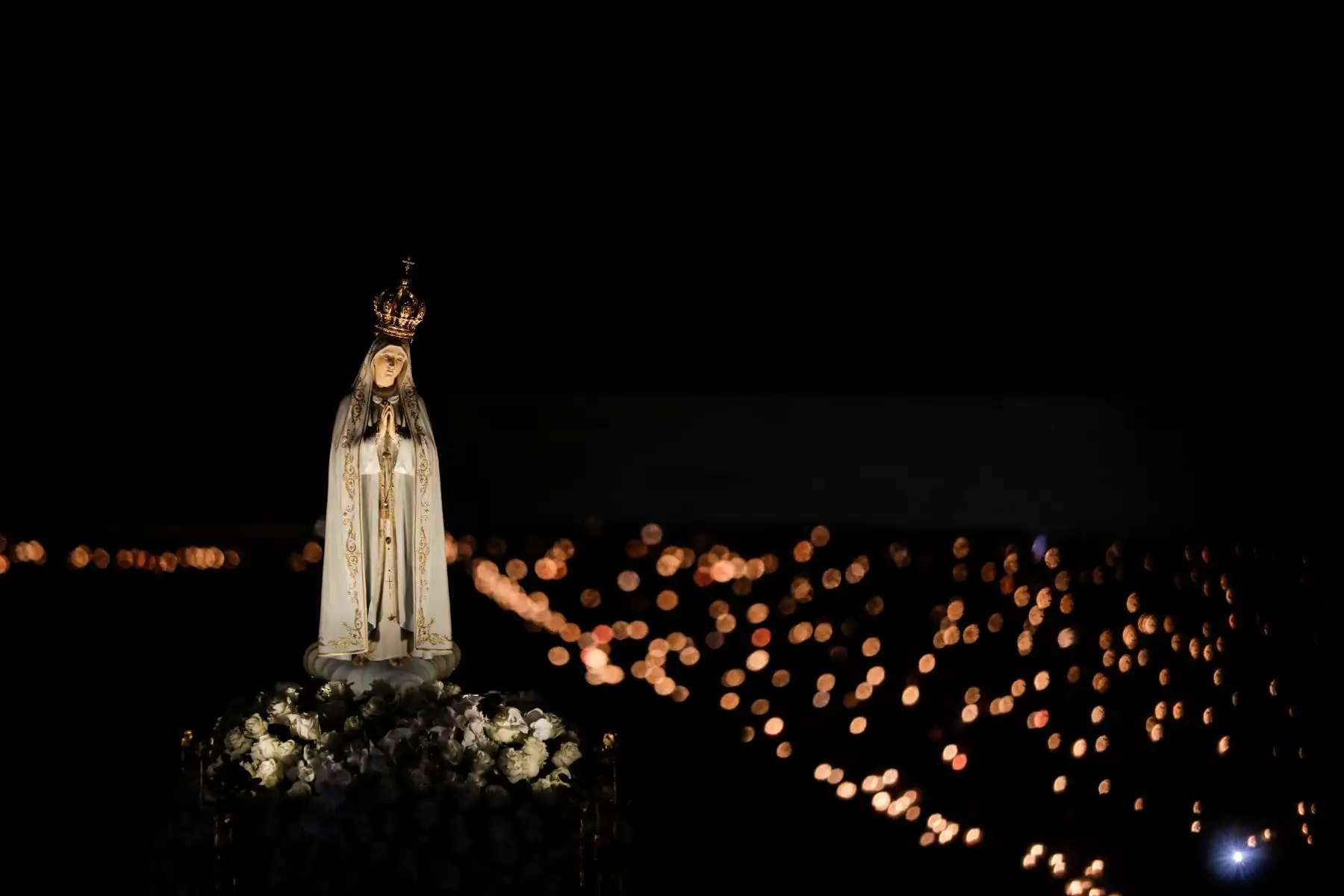 Una imagen de Nuestra Señora de Fátima en la Procesión de las Velas durante el inicio de la Peregrinación del Aniversario Internacional de Mayo en Fátima, Portugal, el 12 de mayo de 2022.
Foto: EFE