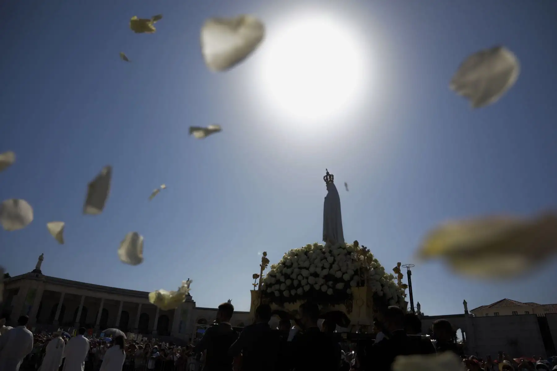 Los pétalos vuelan en el aire mientras la estatua de 