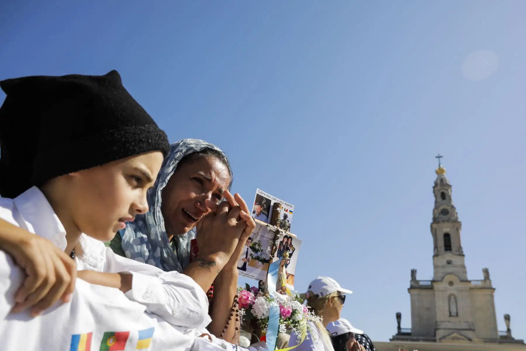 Los pétalos vuelan en el aire mientras la estatua de 