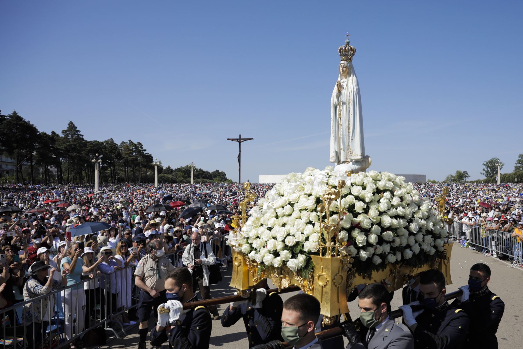 La estatua de Nuestra Señora de Fátima en una litera decorada con flores se lleva a través de una multitud de fieles durante las celebraciones religiosas de la Peregrinación del Aniversario Internacional de Mayo en el Santuario de Fátima, en Ourem, Portugal.
Foto: EFE