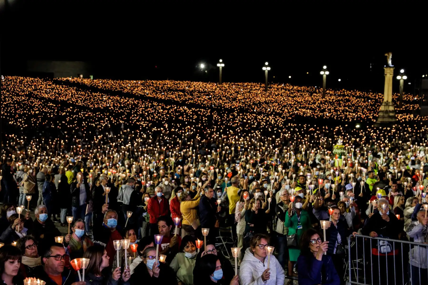 Peregrinos participan en la Procesión a la Luz de las Velas durante el comienzo de la Peregrinación del Aniversario Internacional de Mayo en Fátima, Portugal, el 12 de mayo de 2022. La Peregrinación del Aniversario Internacional de Mayo celebra la aparición de Nuestra Señora a los tres pastores, Lucía, Jacinta y Francisco, el 13 de mayo de 1917.
Foto: EFE