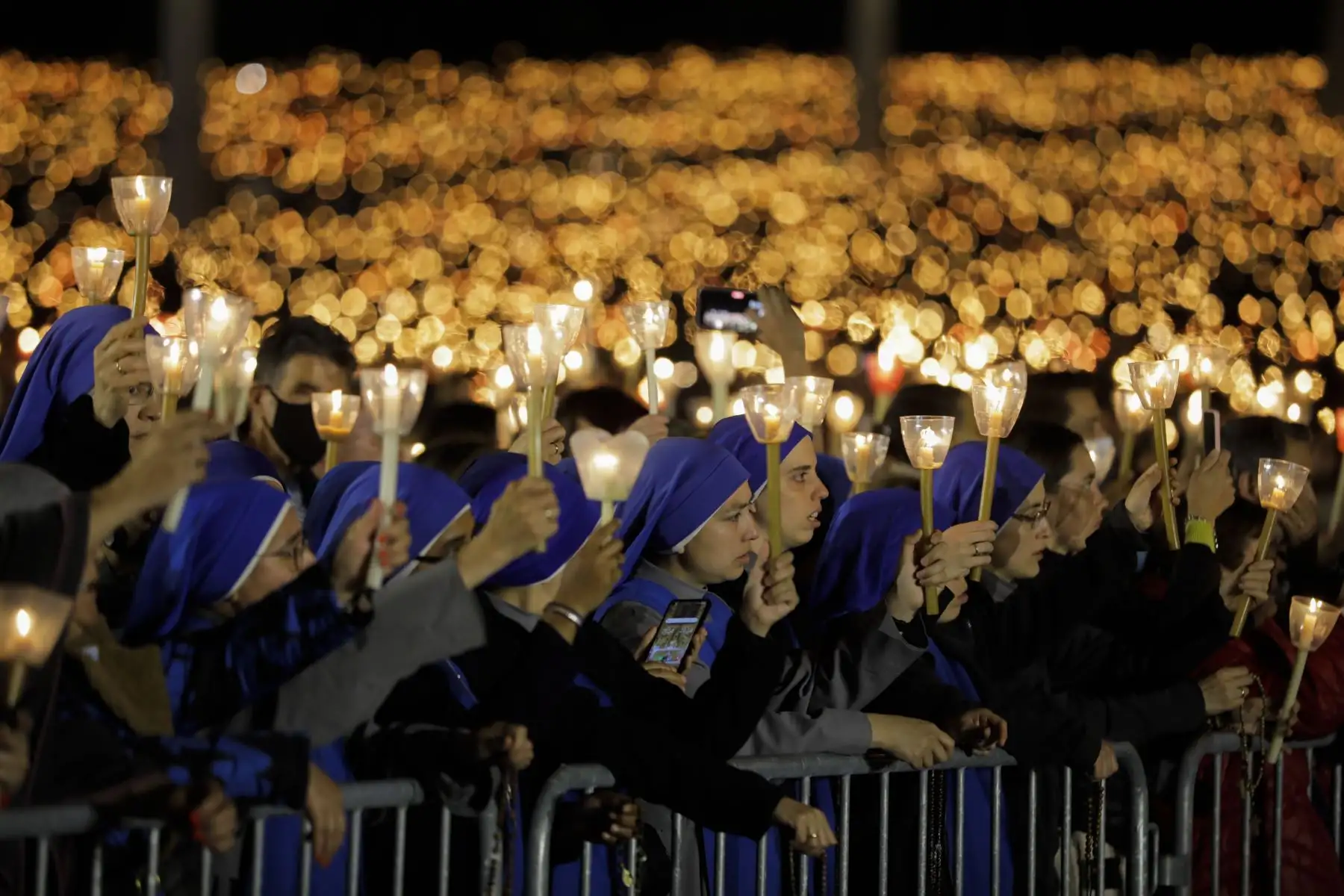 Peregrinos participan en la Procesión a la Luz de las Velas durante el comienzo de la Peregrinación del Aniversario Internacional de Mayo en Fátima, Portugal, el 12 de mayo de 2022. La Peregrinación del Aniversario Internacional de Mayo celebra la aparición de Nuestra Señora a los tres pastores, Lucía, Jacinta y Francisco, el 13 de mayo de 1917.
Foto: EFE