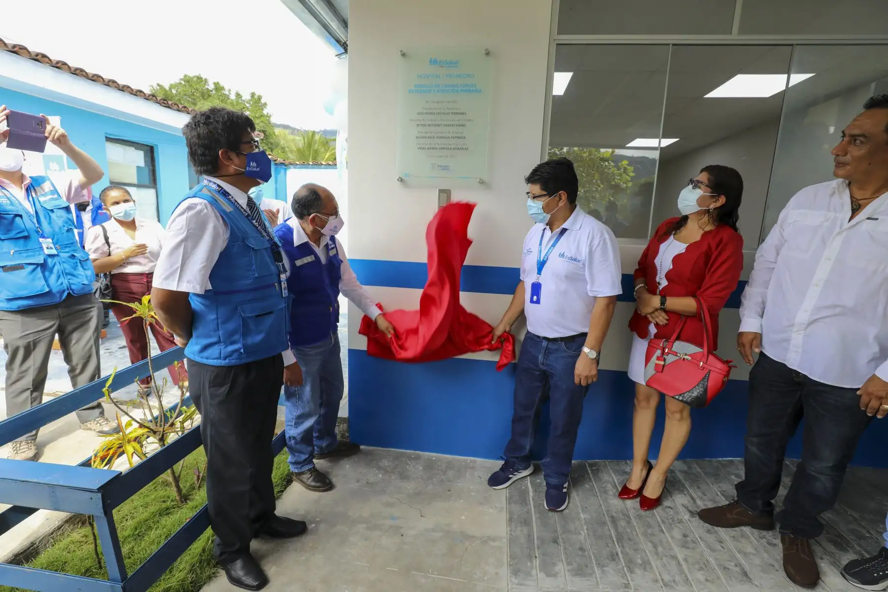 El presidente ejecutivo de EsSalud, Dr. Alegre Raúl Fonseca, inauguró los nuevos consultorios externos del Hospital I Río Negro y luego se trasladó a la provincia de Chanchamayo donde inspeccionó los servicios de salud del Hospital Selva Central y Enfermedades Tropicales “Hugo Pesce Pescetto”. Foto: Essalud