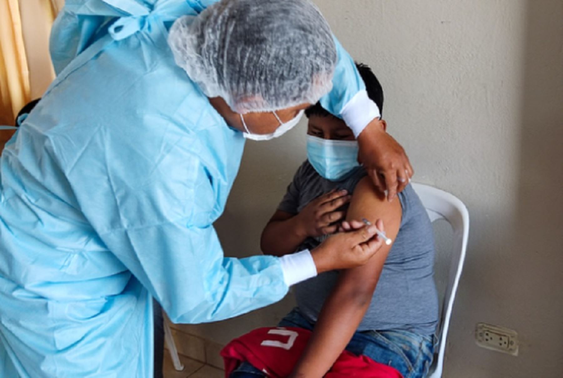 Desde tempranas horas, personal médico llegó desde la microrred de salud Huaripampa y el puesto de salud Santa Cruz hasta el tambo, para colocar la tercera dosis de la vacuna contra el nuevo coronavirus a menores de edad de Tzactza, Mirasanta, Anquiuran, Pariamarca, Yungaypampa, Anacpampa y Rayanpampa, comunidades ubicadas por encima de los 3,000 m s.n.m.