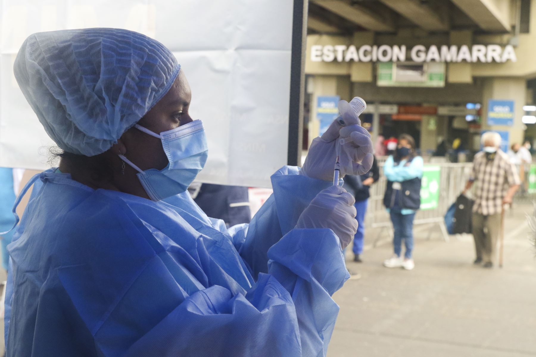 Ministerio de Salud realizó campaña de vacunación contra la Covid 19 y otras enfermedades a los usuarios de la Estación Gamarra de la Línea 1 del Metro de Lima. Foto: ANDINA/Eddy Ramos