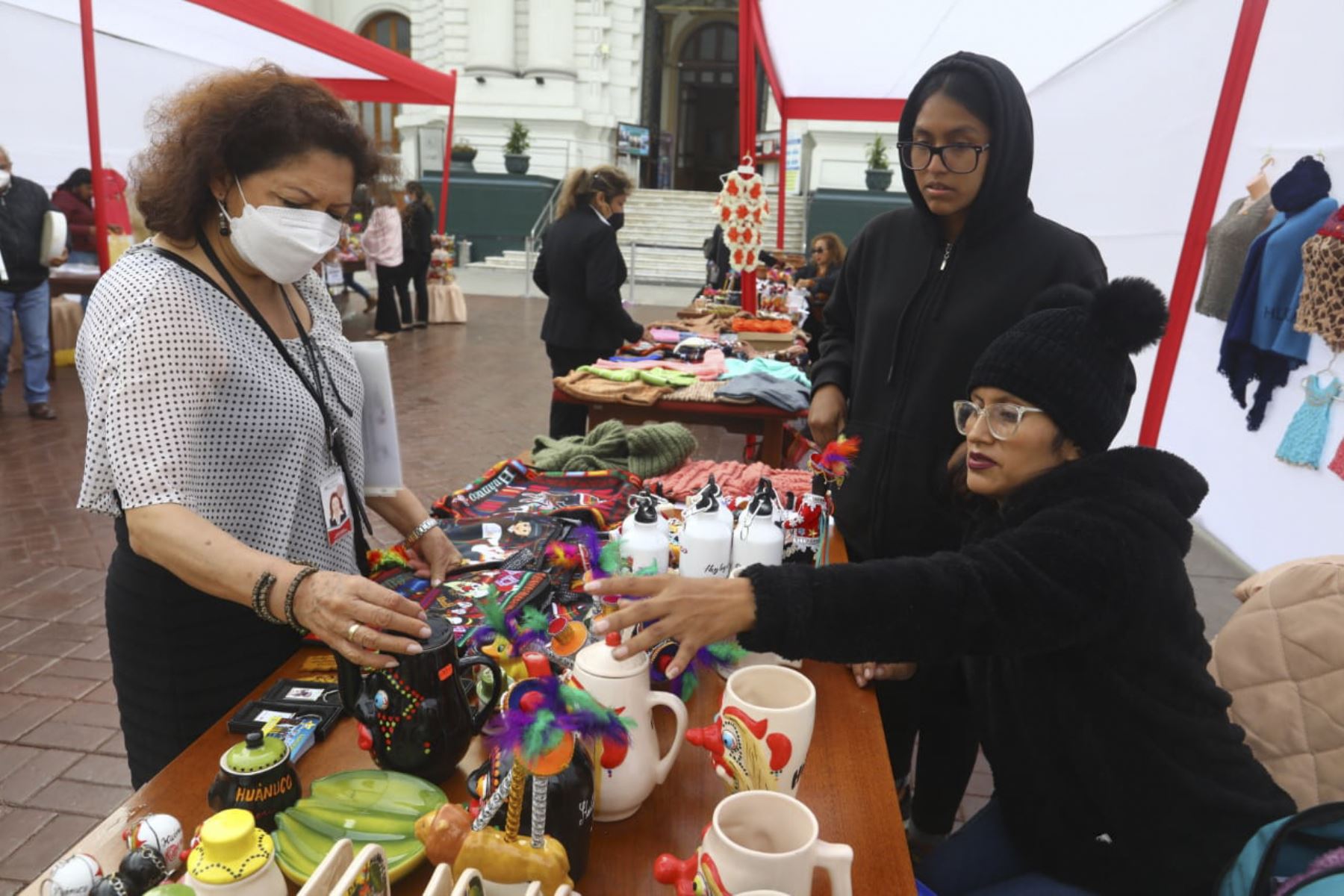 Mujeres huanuqueñas llegaron a sede del Parlamento para exhibir sus variados productos