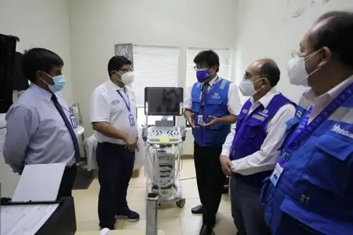 El presidente ejecutivo de EsSalud, Alegre Raúl Fonseca Espinoza, dijo que se requiere contratar a más médicos, enfermeras, tecnólogos médicos y otros profesionales de la salud para cubrir la demanda asistencial existente en los establecimientos de salud.