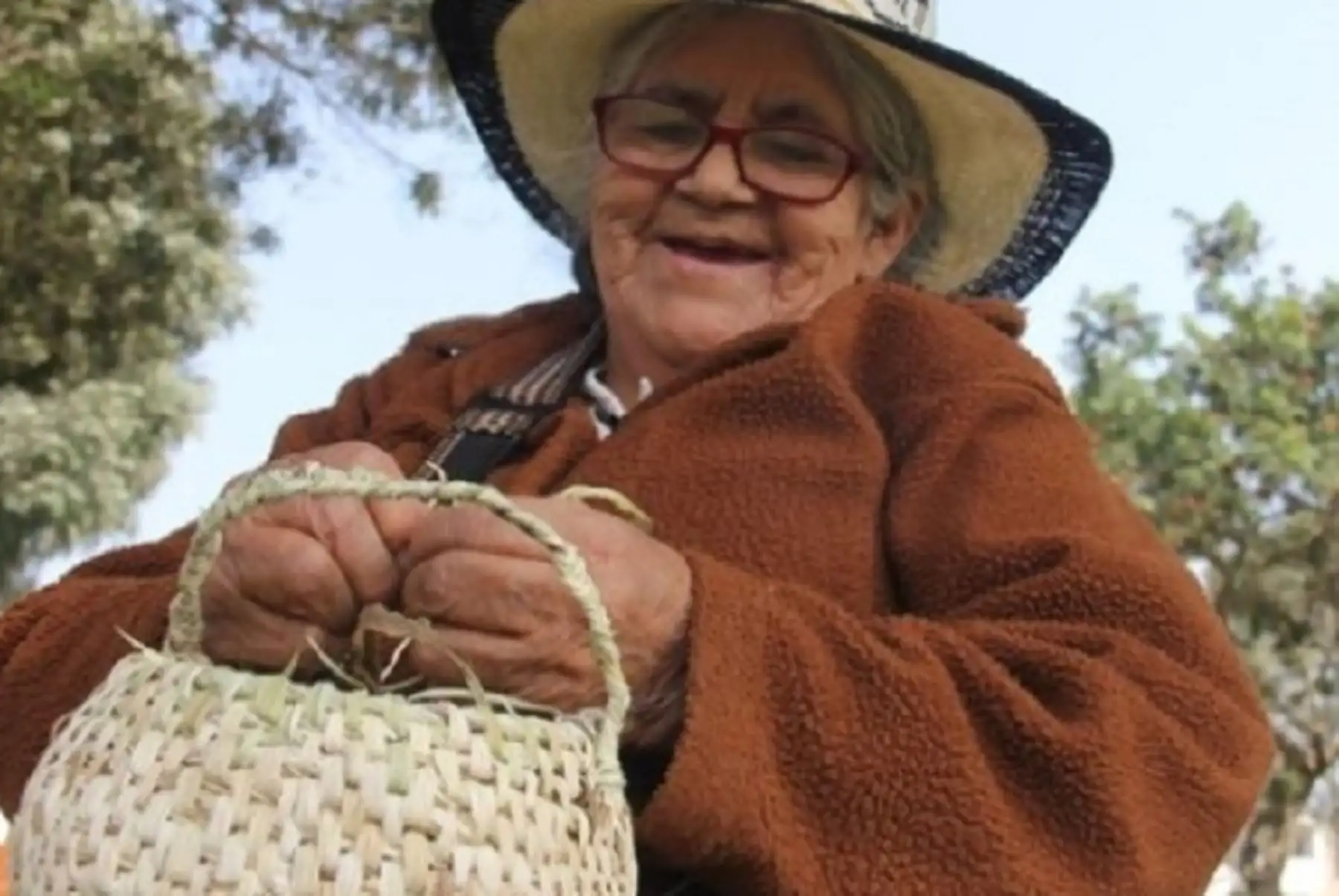 Genara Villalba Arce, usuaria del Programa Nacional de Asistencia Solidaria Pensión 65, produce canastas utilizando panca de choclo en Huaral.