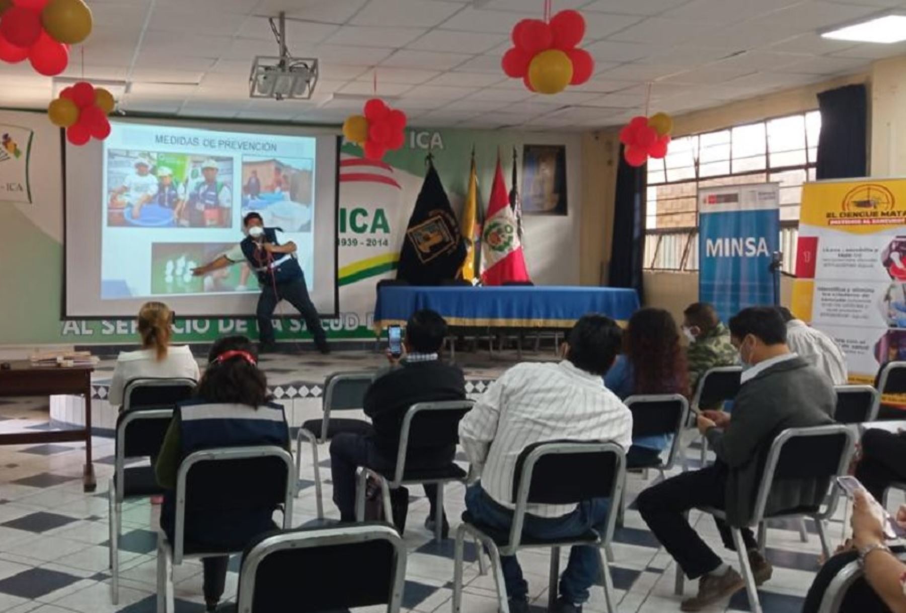Periodistas de la región Ica firman pacto contra el dengue para proteger la salud de la población.