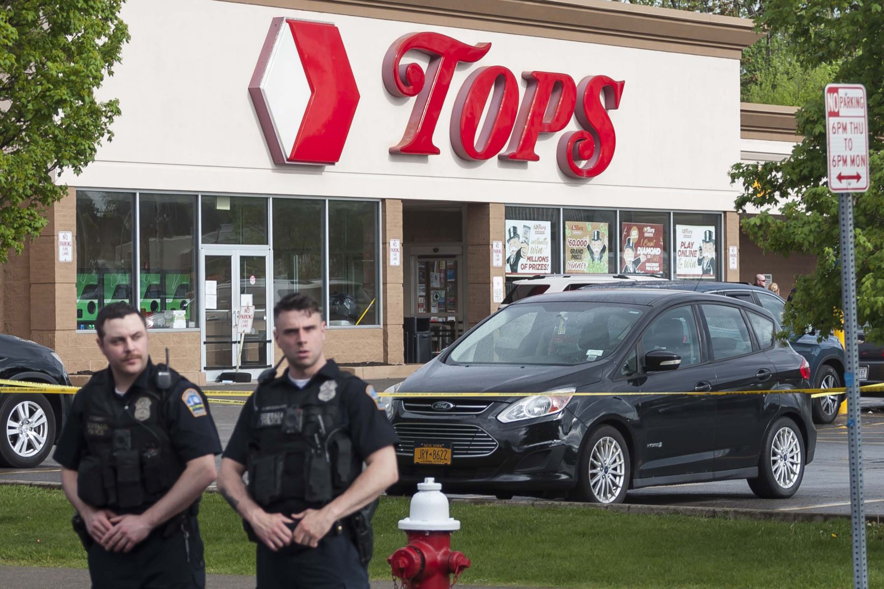Oficiales de Policía en la escena que dejó un tiroteo masivo en la tienda de comestibles Tops Friendly Market, en Buffalo, Nueva York. Foto: EFE