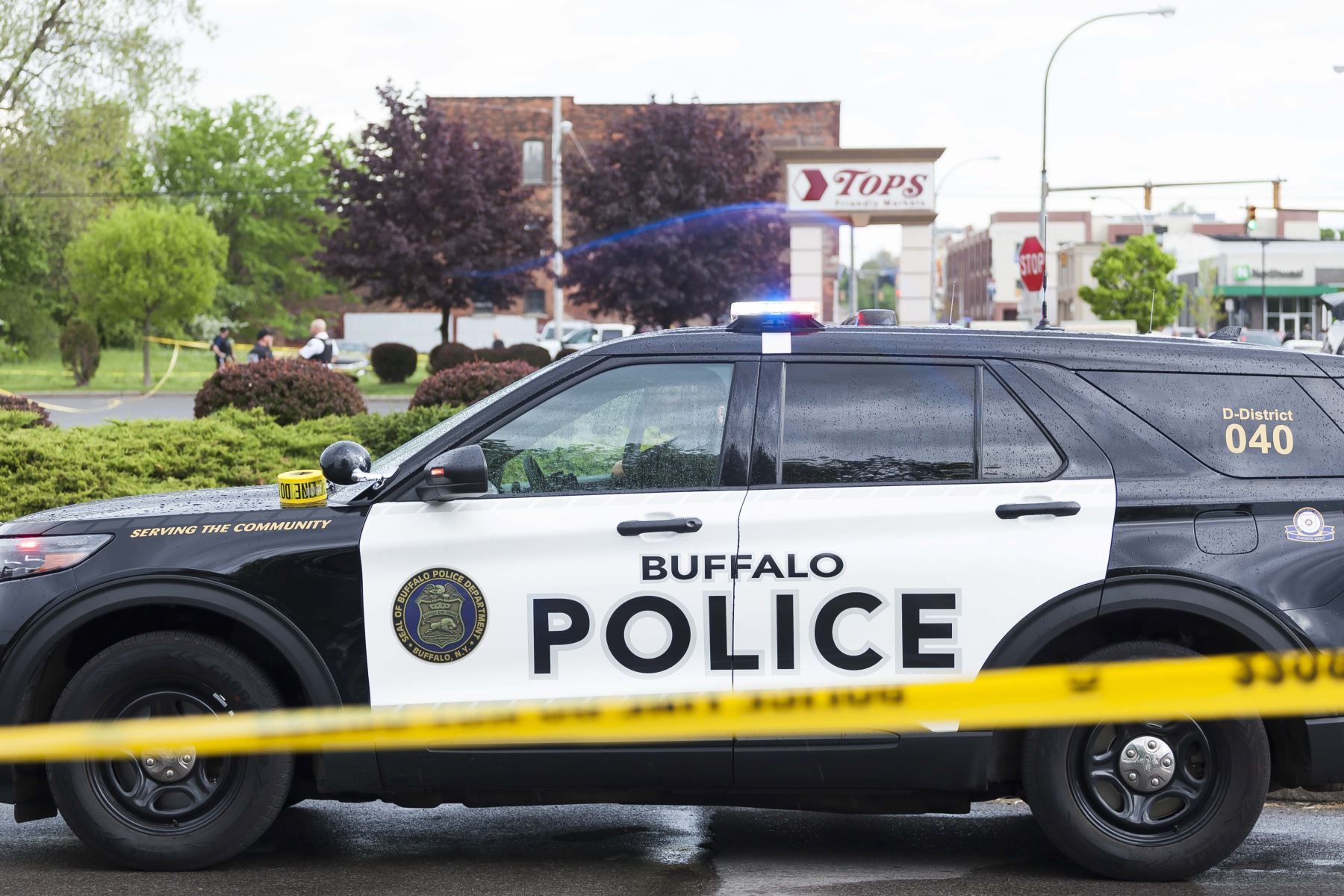 Un patrullero de la policía en la escena de un tiroteo masivo en la tienda de comestibles Tops Friendly Market en Buffalo, Nueva York. Foto: EFE