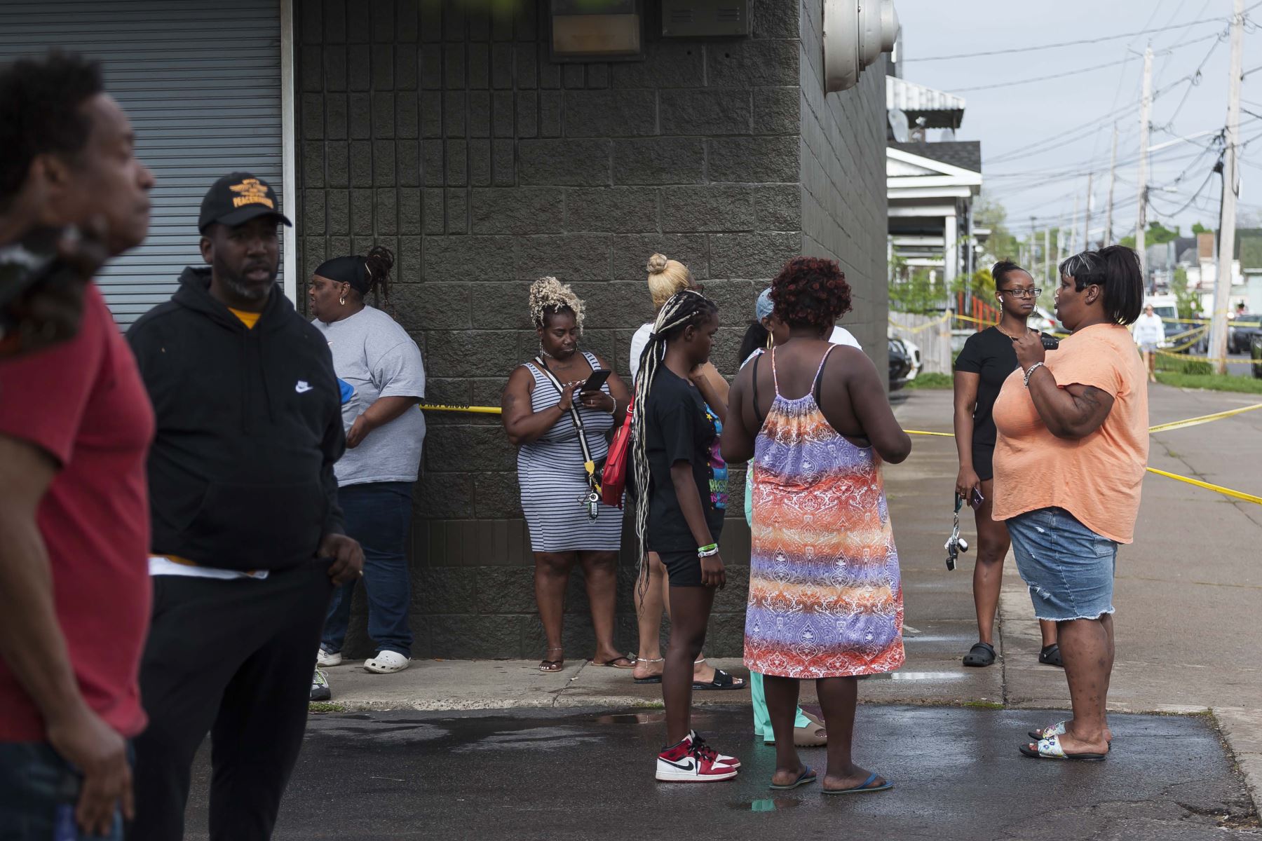Miembros de la comunidad se reúnen cerca de la escena de un tiroteo masivo en la tienda de comestibles Tops Friendly Market, en Buffalo, Nueva York. Foto: EFE