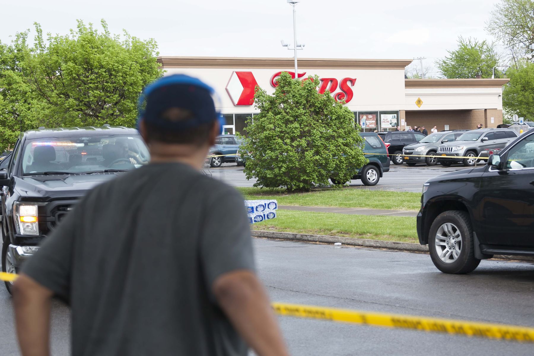 Un hombre observa la escena tras el tiroteo masivo en la tienda de comestibles Tops Friendly Marke,t en Buffalo, Nueva York. Foto: EFE