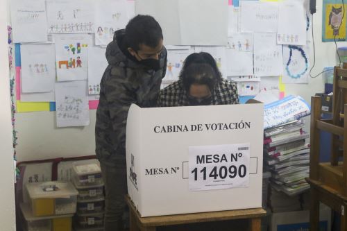 Más de 1.5 millones de electores de los partidos políticos inscritos eligen a sus candidatos y delegados en votaciones internas