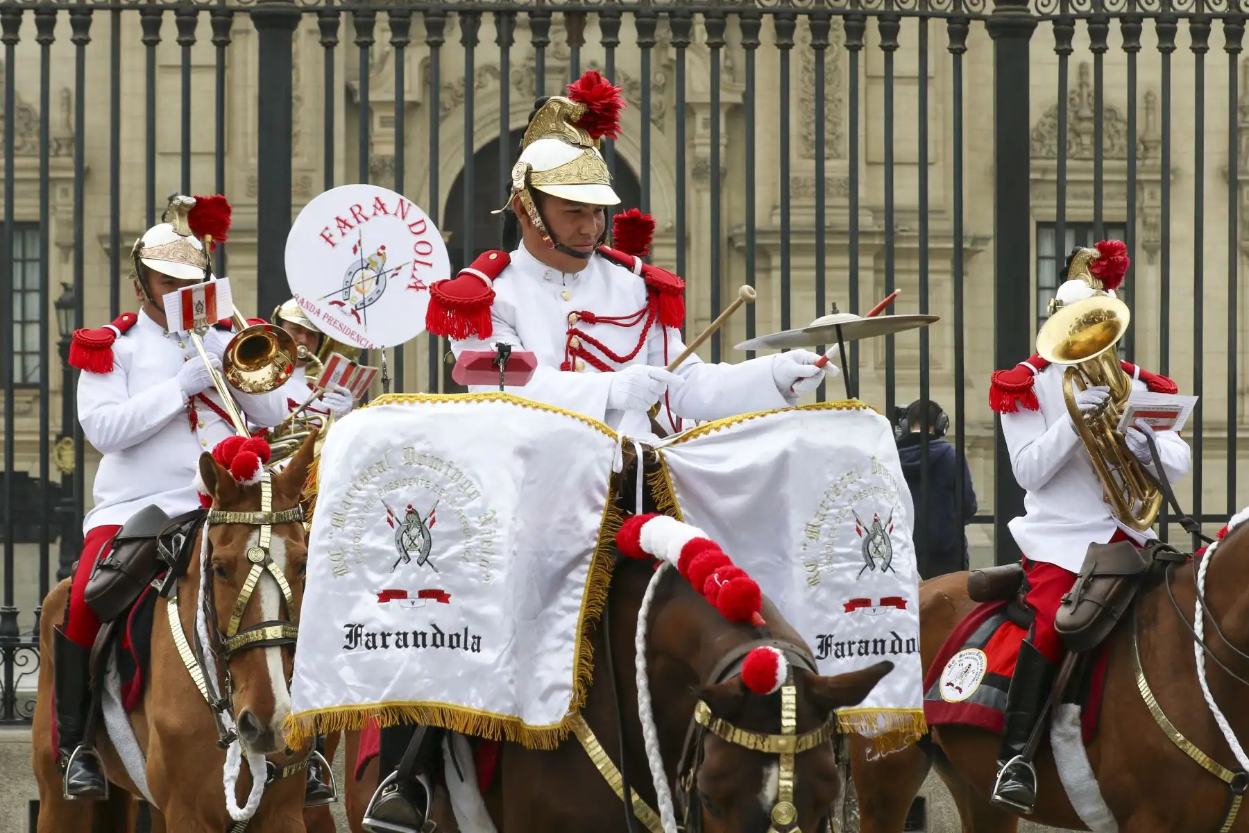 El presidente Pedro Castillo lideró una nueva edición del tradicional cambio de guardia a caballo del Regimiento de Caballería Mariscal Domingo Nieto, acompañado de, la primera dama, Lilia Paredes, y sus hijos. Foto: ANDINA/Eddy Ramos