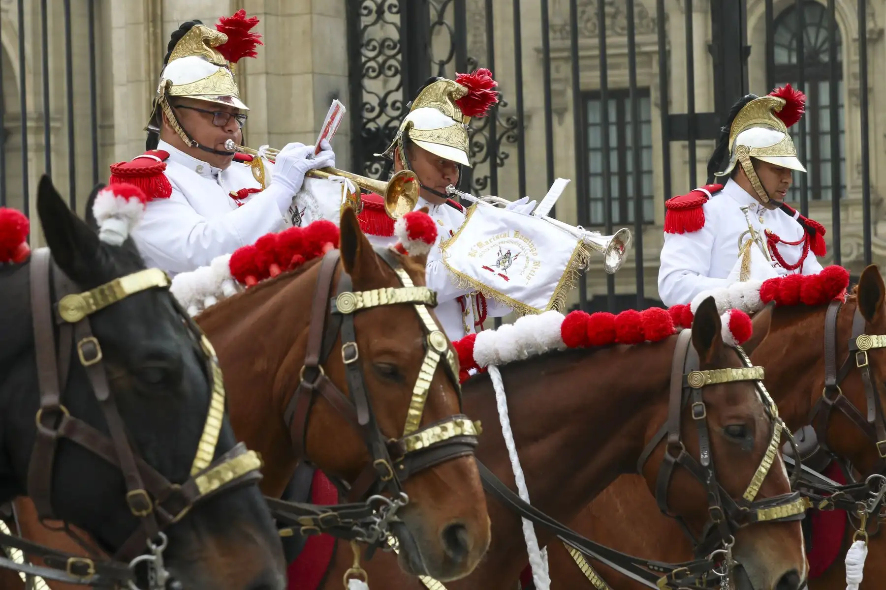 El presidente Pedro Castillo lideró una nueva edición del tradicional cambio de guardia a caballo del Regimiento de Caballería Mariscal Domingo Nieto, acompañado de, la primera dama, Lilia Paredes, y sus hijos. Foto: ANDINA/Eddy Ramos