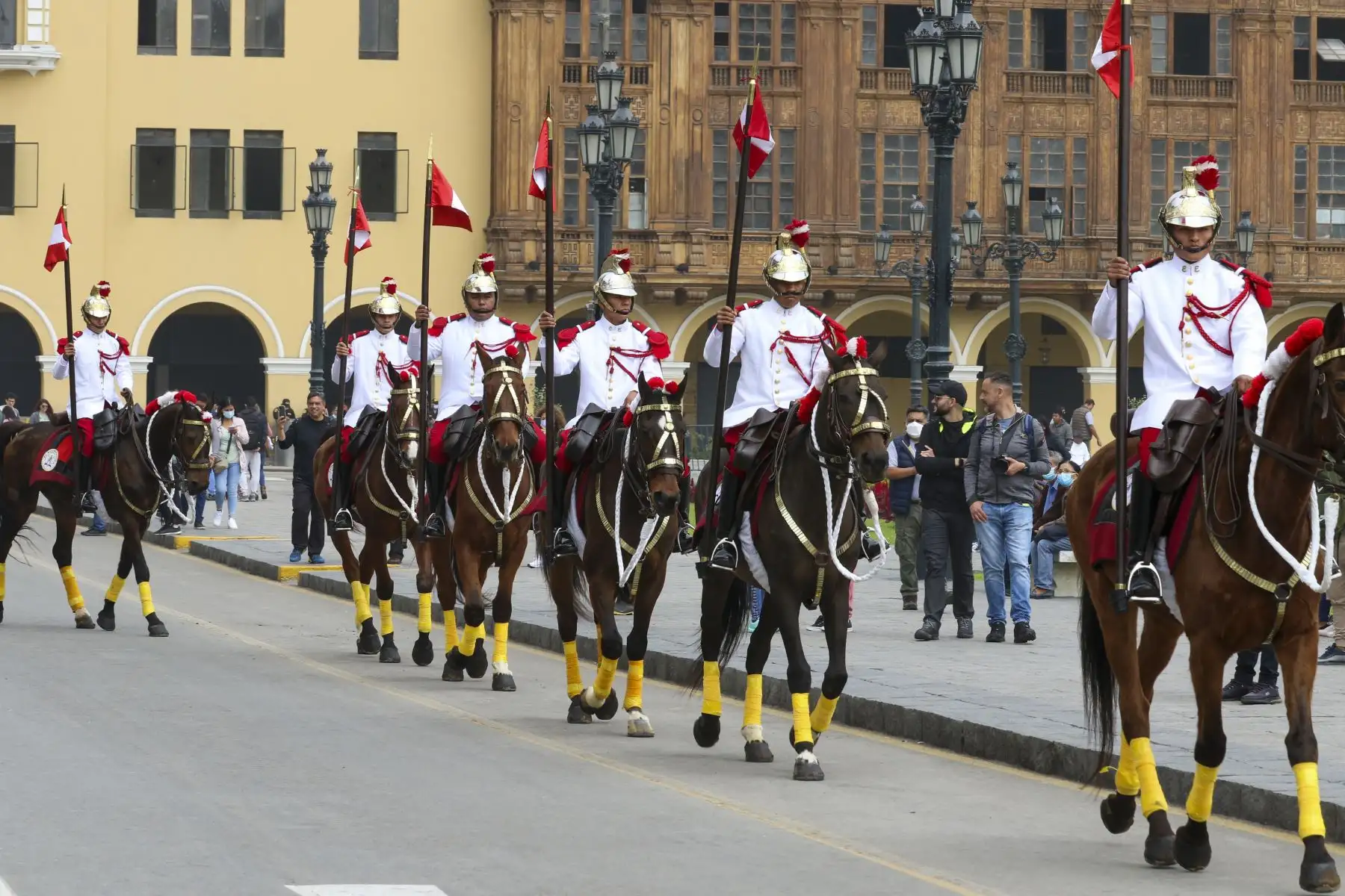 El presidente Pedro Castillo lideró una nueva edición del tradicional cambio de guardia a caballo del Regimiento de Caballería Mariscal Domingo Nieto, acompañado de, la primera dama, Lilia Paredes, y sus hijos. Foto: ANDINA/Eddy Ramos
